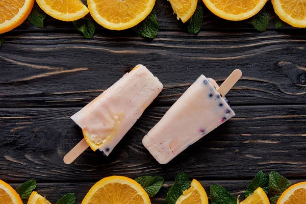 Draufsicht auf hausgemachte Gourmet-Eis mit Früchten und Minze auf Holzoberfläche — Stockfoto