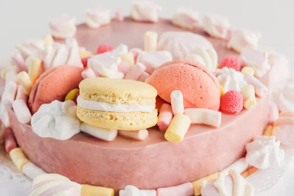 Close up of pink cake with marshmallows and macarons — Stock Photo