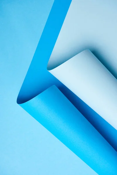 Vista de primer plano de fondo de papel abstracto azul brillante - foto de stock