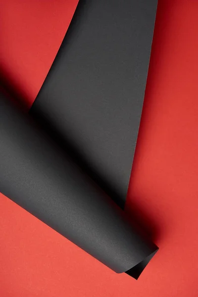 Fondo de papel rojo y negro abstracto creativo en blanco - foto de stock