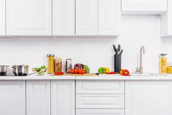 Verduras maduras en el mostrador de la cocina en la cocina ligera - foto de stock