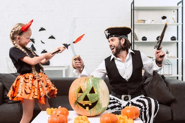 Tochter und Vater in Halloween-Kostümen spielen zu Hause zusammen — Stockfoto