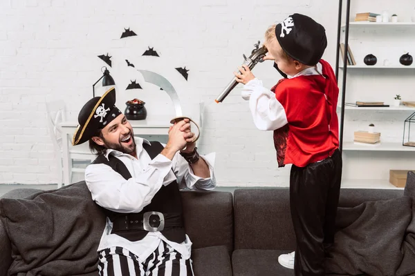 Père et fils en costumes de pirate jouant à la maison, concept de vacances d'Halloween — Photo de stock