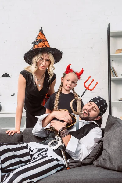 Ritratto di famiglia in costume di Halloween a casa — Foto stock