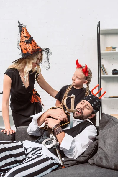 Ritratto di famiglia in costume di Halloween a casa — Foto stock