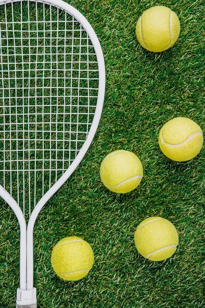Вид сверху на теннисное оборудование зеленой травы — стоковое фото