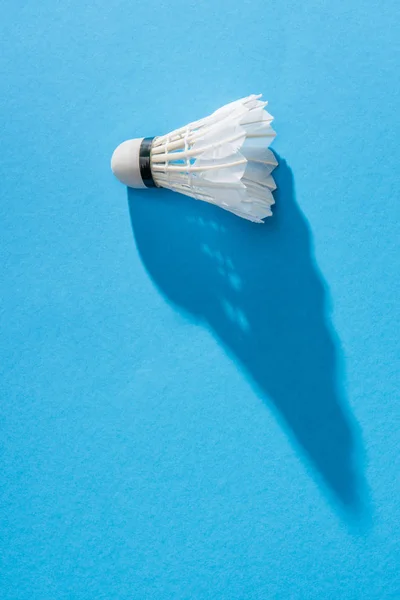 Close up vista de branco badminton shuttlecock no fundo azul — Fotografia de Stock