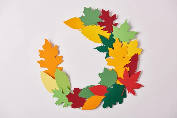 Плоский уголок с разноцветной бумажной листвы на белом фоне — стоковое фото