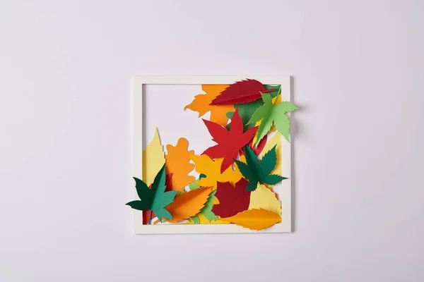 Pose plate avec feuilles de papier artisanal et cadre sur plateau blanc — Photo de stock