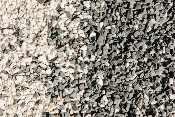 Вид сверху на черно-белые камешки для фона — стоковое фото