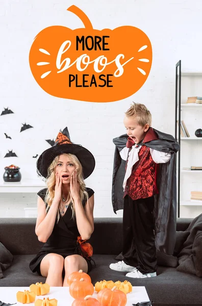 Petit garçon en costume de vampire criant à la mère en costume d'Halloween sorcière à la maison avec 