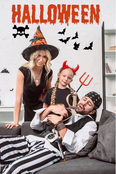 Ritratto di famiglia in costume di Halloween a casa con scritta 