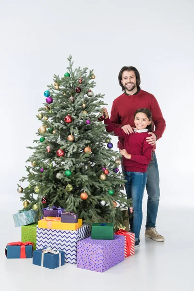 Père heureux avec fille décorer arbre de Noël avec des cadeaux isolés sur blanc — Photo de stock