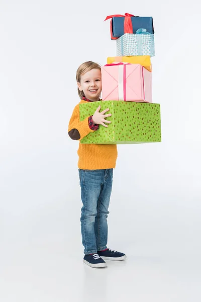 Glücklicher Junge mit verpackten Geschenken, isoliert auf weiß — Stockfoto
