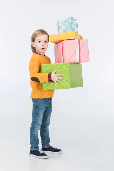 Niño sorprendido con regalos envueltos aislados en blanco - foto de stock