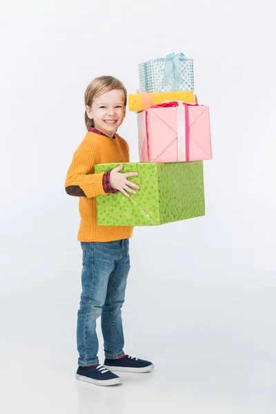 Menino sorridente com presentes embrulhados isolado no branco — Fotografia de Stock