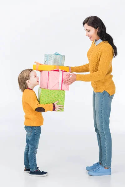 Glückliche Mutter und Sohn mit eingewickelten Geschenken isoliert auf weiß — Stockfoto