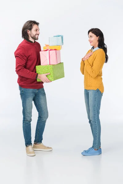 Lächelnder Ehemann überreicht verpackten Geschenken an Frau isoliert auf Weiß — Stockfoto
