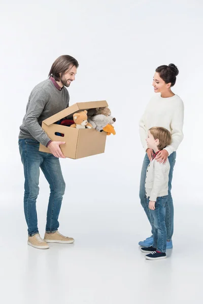 Felice padre in possesso di scatola di cartone con giocattoli isolati su bianco — Foto stock