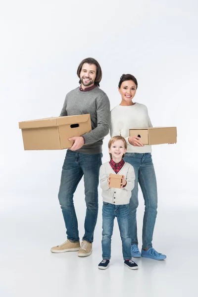 Familia feliz sosteniendo cajas de cartón aisladas en blanco - foto de stock
