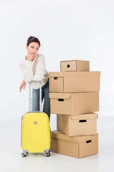 Femme chère avec valise et boîtes en carton déménageant dans une nouvelle maison isolée sur blanc — Photo de stock