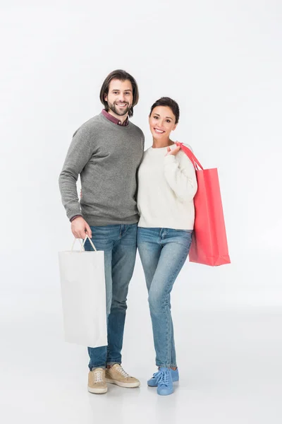 Coppia sorridente con borse isolate su bianco — Foto stock