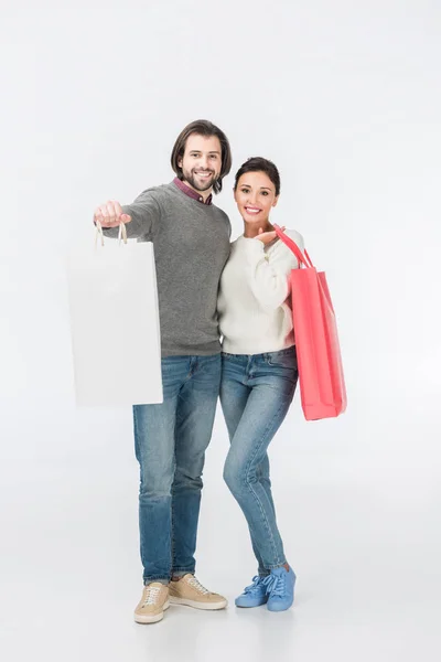 Casal feliz com sacos de compras isolados em branco — Fotografia de Stock