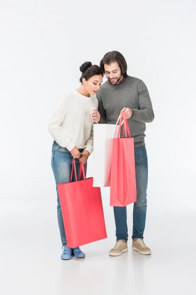 Coppia eccitata con shopping bags isolato su bianco — Foto stock