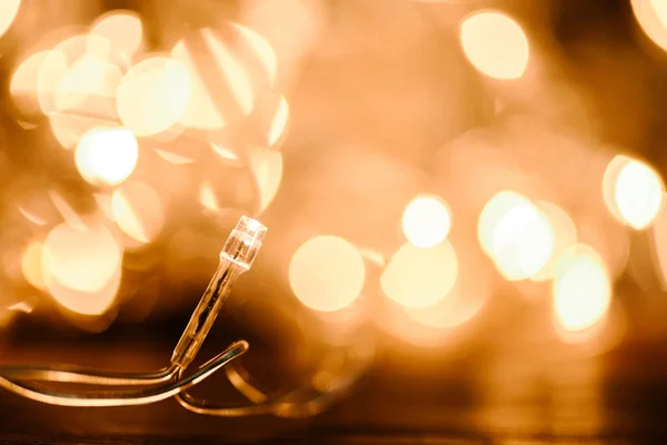 Vue rapprochée de guirlande festive et bokeh lumières toile de fond — Photo de stock