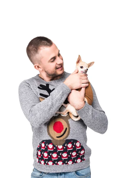Retrato del hombre en suéter de invierno festivo con pequeño perro chihuahua aislado en blanco - foto de stock