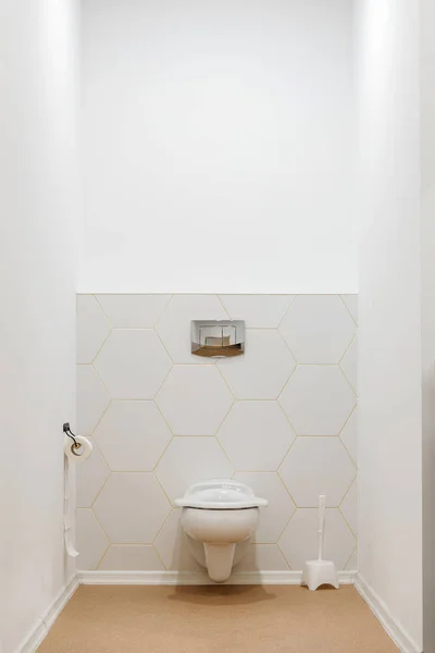 Чистая белая унитаз в туалете в современном детском саду — стоковое фото