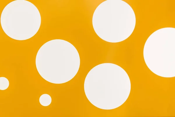 Vue plein cadre de fond jaune vif avec des cercles blancs — Photo de stock