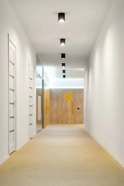 Couloir vide avec portes et lampes à la maternelle — Photo de stock