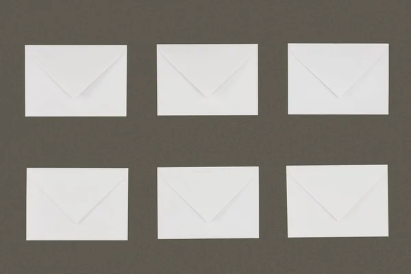Vue rapprochée des lettres blanches disposées isolées sur fond gris — Photo de stock
