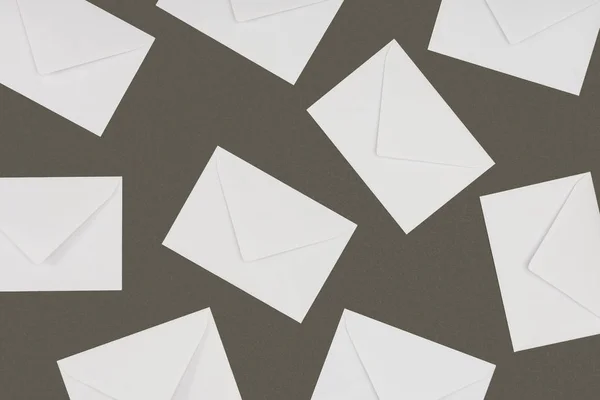 Vista superior de envelopes brancos fechados isolados sobre fundo cinzento — Fotografia de Stock