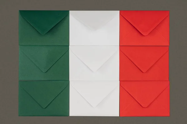 Bandera de Italia hecha de sobres verdes, blancos y rojos aislados sobre negro - foto de stock