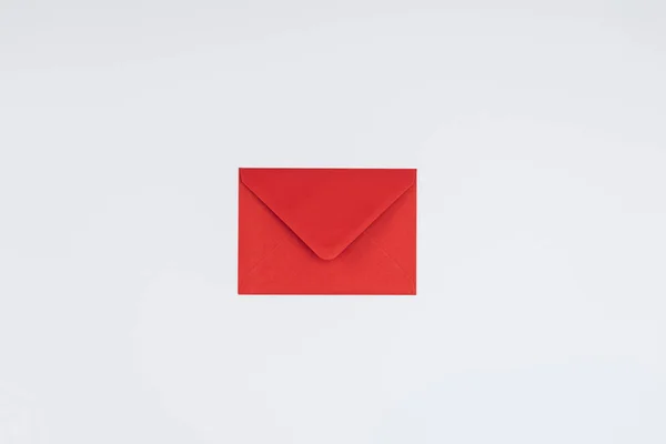 Vue rapprochée d'une enveloppe rouge fermée isolée sur fond blanc — Photo de stock
