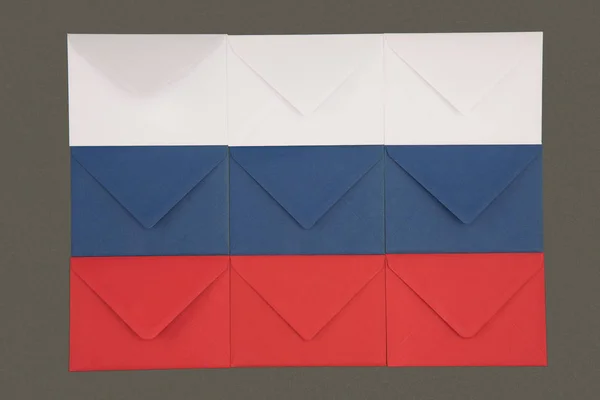 Bandeira russa feita de envelopes brancos, azuis e vermelhos isolados em preto — Fotografia de Stock