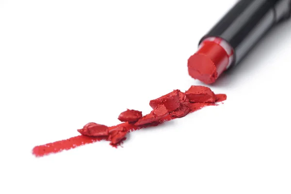 Vue rapprochée du rouge à lèvres cassé sur fond blanc — Photo de stock