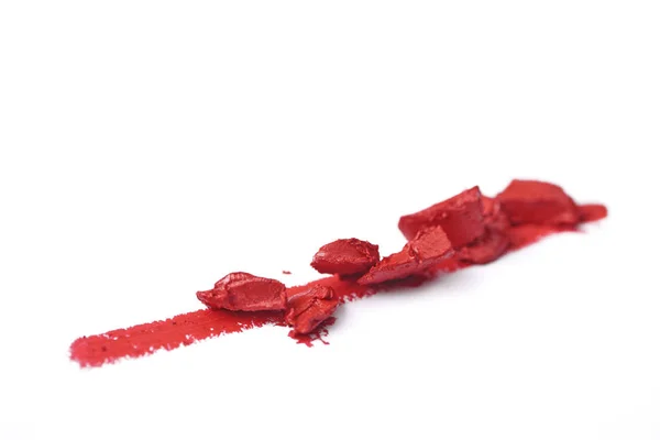 Vista da vicino del rossetto rosso fracassato su sfondo bianco — Foto stock