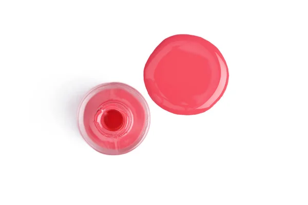 Vista superior de esmalte de uñas rosa y botella sobre fondo blanco - foto de stock