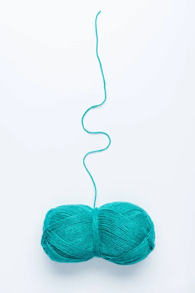 Vue de dessus de boule de fil bleu pour knitiing sur fond blanc — Photo de stock