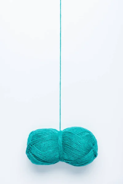 Vista superior de bola de fio azul para knitiing no fundo branco — Fotografia de Stock