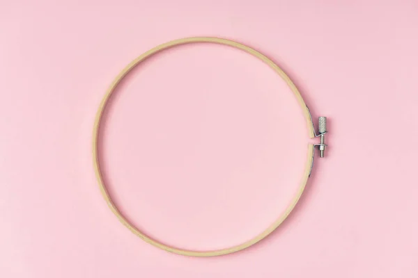 Vue du dessus du cerceau de broderie en bois sur fond rose — Photo de stock
