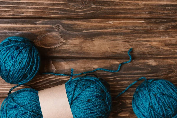 Pose plate avec des pinces de fil bleu sur la surface en bois — Photo de stock