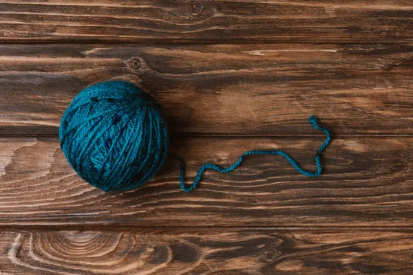 Top view of blue yarn clew for knitting on wooden surface — Stock Photo