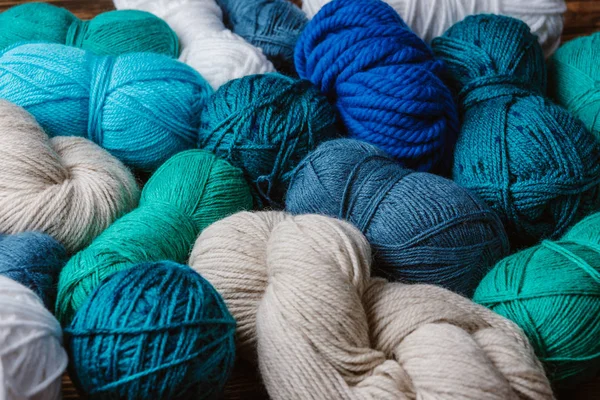 Vista ravvicinata del filato bianco, blu e verde per il lavoro a maglia come sfondo — Foto stock