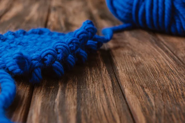 Vue rapprochée du fil bleu pour tricoter sur une surface en bois — Photo de stock