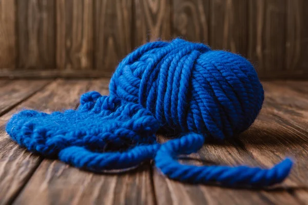 Vista de perto de fios azuis para tricô na superfície de madeira — Fotografia de Stock