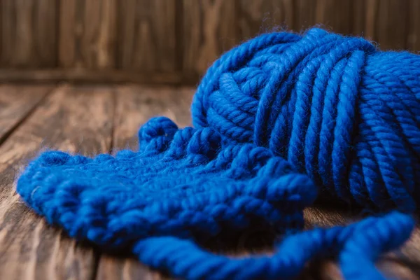 Vue rapprochée du fil bleu pour tricoter sur une surface en bois — Photo de stock